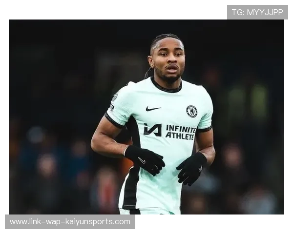 切尔西恩昆库头顶脚踢多次冲击后破门，展现超级球员的无敌姿态