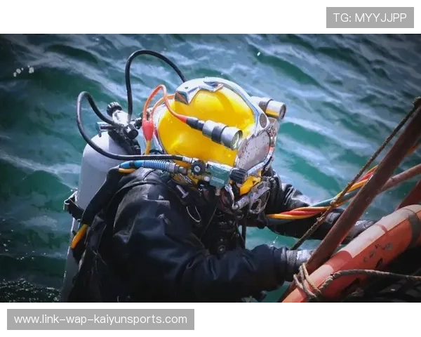 海底潜水救援表演，演练救援技能展团队实力，海底潜水员视频