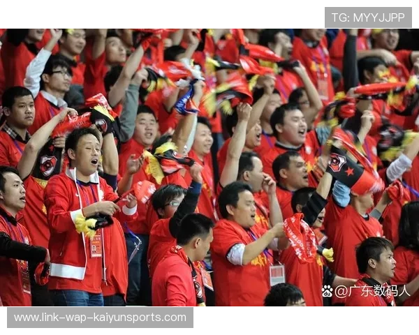 现场气氛火爆！球迷欢呼声不断，场面热烈！，球迷们非常激动